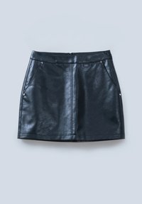 Svart mini skjørt i imitert lær med en jevn tekstur, frontlommer og detaljer i sølvfarge. Har en rett kant og sømdetaljer.