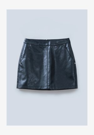 Musthave musta faux nahast mini-seelik sujuva tekstuuriga, eespool taskud ja hõbedased aksessuaarid. Omab sirget äärt ja õmblusdetailsid.