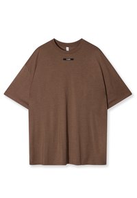 Brun bomulds t-shirt med en afslappet pasform, rund halsudskæring og korte ærmer. Har et lille sort mærke med "10 DAYS" på fronten.