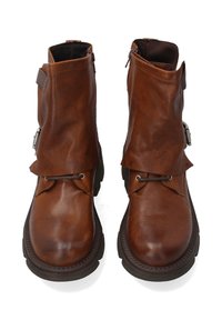 Hnědé kožené kotníkové boty s kulatou špičkou, bočním zipem a dekorativním páskovým detailem. Texturovaný povrch s lesklým povrchem, gumová podrážka.