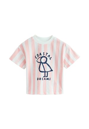 Tricou cu mâneci scurte în dungi albe și roz, cu o grafică bleumarin cu o pasăre și textul "COASTAL DREAMS" dedesubt.