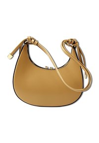 Sac à épaule en cuir tan avec une forme incurvée. Dispose de sangles nouées, d'une fermeture éclair dorée et d'une bordure noire contrastante le long des bords.