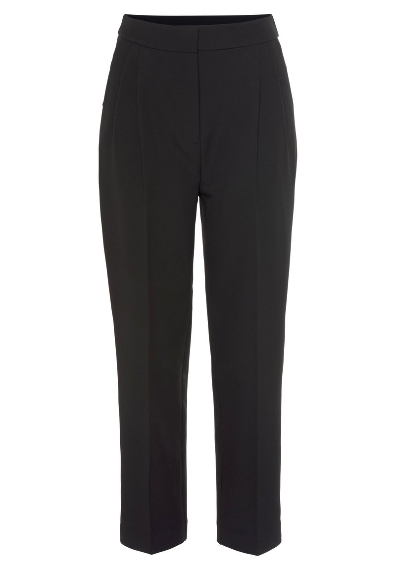 Zwarte broek met een gladde textuur, voorzien van een vlakke voorkant, plooien en een middelhoge tailleband, ontworpen voor een slanke pasvorm.