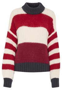 Maglione lavorato a maglia con righe orizzontali in rosso, bianco e rosso scuro, con colletto alto grigio scuro e polsini e orlo a costine.
