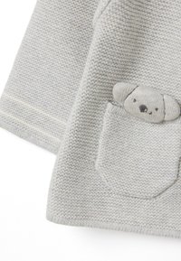 Grauer Strickpullover mit einer Fronttasche, die ein weiches, gesticktes Bärengesicht zeigt. Der Stoff hat eine glatte Textur mit subtilen horizontalen Streifen.