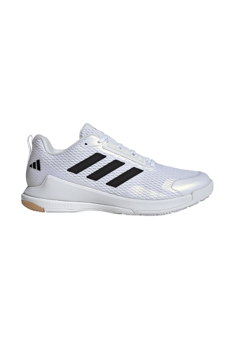 Zapatilla deportiva blanca con parte superior de malla texturizada, que presenta tres franjas negras. Diseñada con una suela de goma y una puntera reforzada.