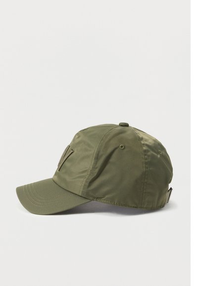 Καπέλο μπέιζμπολ σε ελιά πράσινο χρώμα με κυρτό γείσο και ρυθμιζόμενο λουρί, εμφανίζεται πλάγια σε λευκό φόντο.
