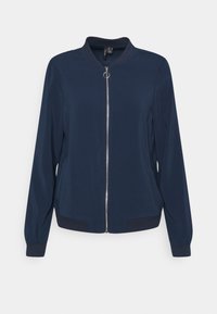 Námořnická modrá bomber bunda z hladké tkaniny, s předním zipem, žebrovaným límcem a manžetami, a postranními kapsami bez viditelných vzorů.