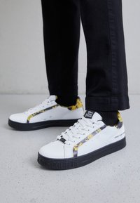 Versace Jeans Couture FONDO COURT SHOES  - Sneakers - white/multi-coloured