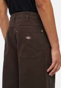 Dickies Stoffhose - dark brown