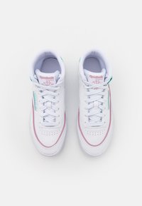 Białe skórzane sneakersy typu high-top z różowymi i turkusowymi akcentami, z perforowanym przodem, płaskimi sznurowadłami oraz klasycznym logo Reebok.