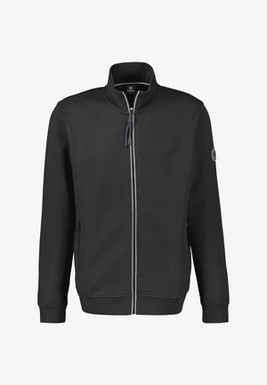 Sort lynlåstrøje med opretstående krave, struktureret stof, to sidelommer, hvide syningsdetaljer og logo på venstre ærme.