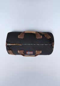 Zwarte cilindervormige duffeltas met bruine handvatten en verstelbare schouderriem, met een rits aan de voorkant en een klein Noors vlaggetje.