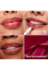 Gros plans de lèvres avec un rouge à lèvres rose glossy appliqué, montrant une finition lisse et un échantillon de la couleur de lèvres « Self-Determined ».