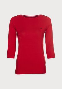 Rode lange mouwen shirt van zachte stof, met een ronde halslijn en een klein logo accent op de borst. Glad textuur, reguliere pasvorm.