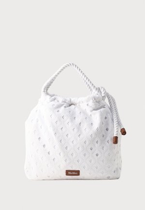 Hvid stofhåndtaske med diamantformede udskæringer, snoede tovshåndtag og en brun Max Mara-logo lap foran.