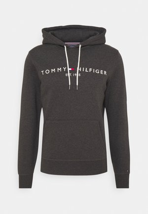 Sudadera con capucha gris oscuro hecha de mezcla de algodón, con capucha ajustable mediante cordón, bolsillo frontal y logo "TOMMY HILFIGER EST. 1985" en blanco y rojo.