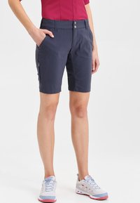 Pantaloni corti blu navy realizzati in tessuto leggero, della lunghezza al ginocchio, con due tasche frontali e una tasca laterale con zip, dotati di una vita piatta.