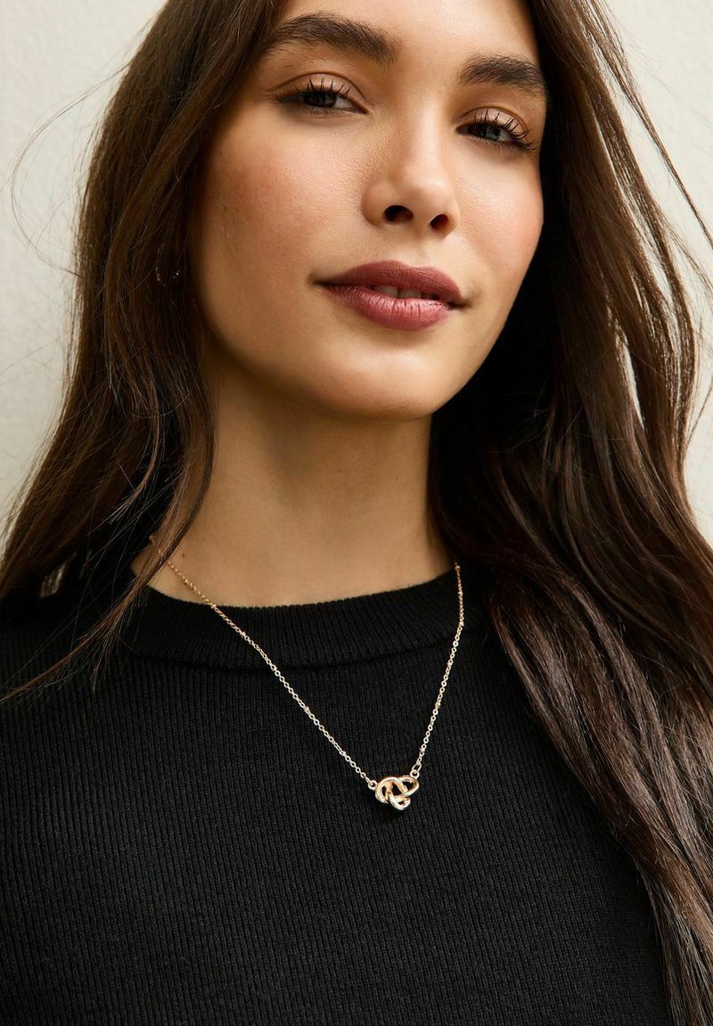 Pull doux à encolure Bardot asymétrique - noir