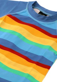 Lyhytnukkainen rash guard, jossa on vaaleansininen pohja ja värikkäitä aaltoilevia raitoja punaisena, oranssina, keltaisena, vihreänä ja tummansinisenä. Sileä pinta.