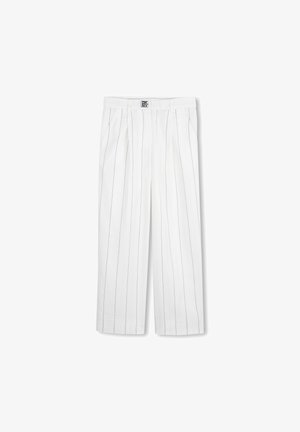 Pantalon blanc plissé à rayures verticales noires, doté d'une texture lisse et d'une petite étiquette discrète à la taille, conçu pour une coupe décontractée.