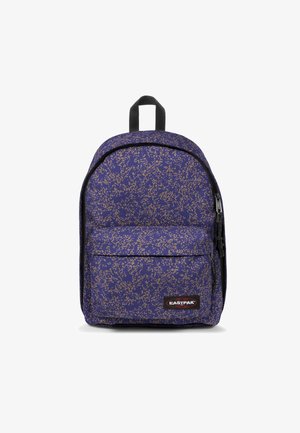 Paarse rugzak met goudkleurig gevlekt patroon, voorvak met ritssluiting, zwart handvat en Eastpak merklabel aan de onderzijde vooraan.