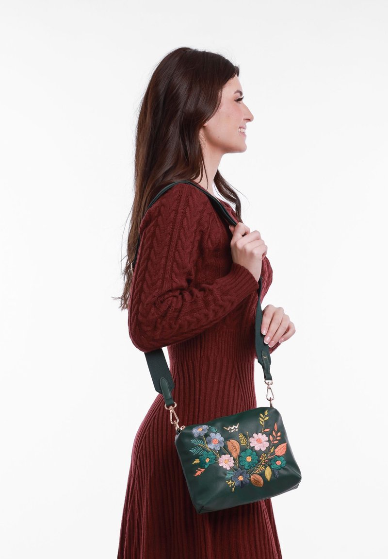 Zelená kožená kabelka s květinovou výšivkou, obdélníkový tvar, odnímatelný popruh a zlaté kovové detaily.