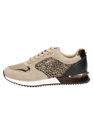 Beżowy sneaker z bocznym panelem w panterkę, beżowymi sznurowadłami, czarnym akcentem na pięcie, białą podeszwą i metaliczną lamówką na pięcie.