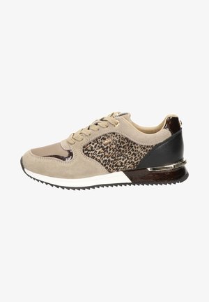 Zapatilla beige con panel lateral de estampado de leopardo, cordones beige, detalle negro en el talón, suela blanca y ribete metálico en el talón.