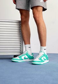 Nike Sportswear DUNK LOW RETRO - Sneakers basse - white/clear jade