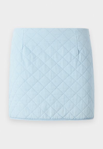 Jupe matelassée bleu clair avec un motif en diamant, dotée de deux poches latérales et d'un ourlet droit. Fabriquée à partir d'un tissu texturé.