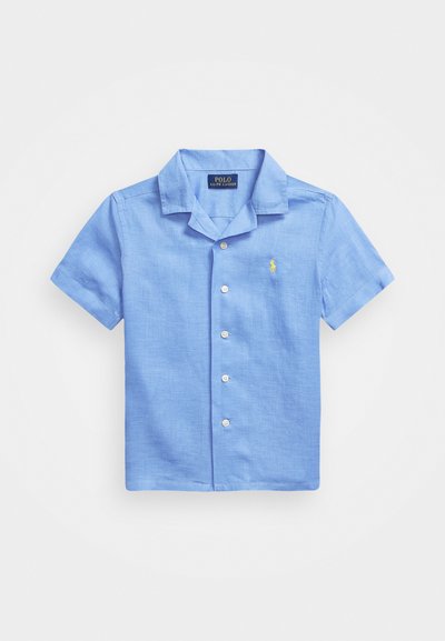 Kraukļa apkakles īsās piedurknes pogājama krekla gaiši zilā audumā, ar pogu slēgšanu priekšā un mazu dzeltenu logotipa akcentu.