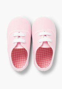 Scarpe in tela rosa con lacci bianchi, punta rotonda e suola texturizzata. L'interno presenta un motivo a quadretti rosa e bianchi.