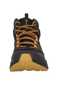 Schwarzer Wanderschuh mit gelb-orangefarbenen Schnürsenkeln. Verfügt über ein strukturiertes Mesh-Obermaterial, einen gepolsterten Kragen und eine Gummisohle mit hexagonalem Grip-Muster.