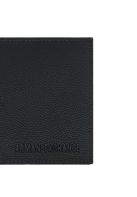 Portafoglio in pelle nera con finitura testurizzata, con il marchio "ARMANI EXCHANGE" in rilievo sul fondo. Design minimalista senza elementi metallici visibili.