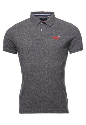 Ciemnoszara koszulka polo z krótkim rękawem, z dwoma białymi guzikami i małym czerwonym logo na lewej piersi.