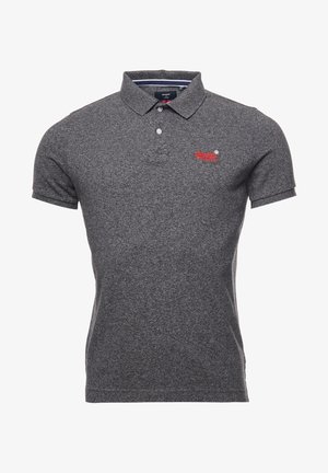 Polo à manches courtes gris foncé avec deux boutons blancs et un petit logo rouge sur la poitrine gauche.