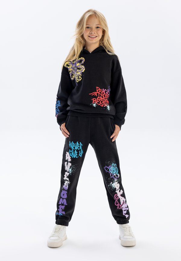 HOODIE AND JOGGERS SET - Jogginghose