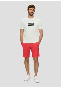 s.Oliver MIT FRONT - T-shirt print - weiß