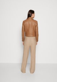 Pieces PCSUSSE JACKET - Skinnjakke - root beer