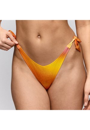 Oranje en geel verloop bikinibroekje met een v-vormig ontwerp en zijstrikjes. Gemaakt van glad materiaal, met een minimalistische bedekkingssnit.