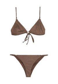 Set di bikini marrone con top triangolare testurizzato, chiusura con lacci e spalline regolabili, e slip coordinato a vita bassa con dettagli in metallo ai lati.
