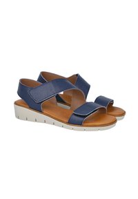 Sandalias azul marino hechas de cuero texturizado, con dos correas cruzadas y una plantilla acolchada, con una suela de goma blanca y detalles de velcro.