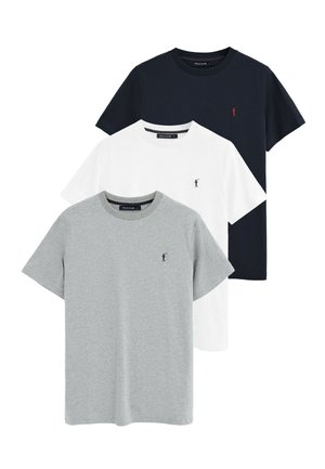 Tre t-shirt a maniche corte con scollo rotondo, nei colori nero, bianco e grigio, ciascuna con un piccolo logo ricamato di un giocatore di polo sul petto sinistro.
