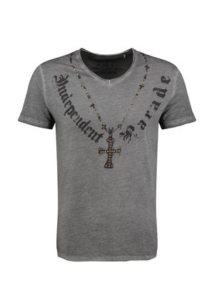 Grijs T-shirt met V-hals en een bedrukte ketting met een gespikkelde kruis hanger en gotische tekst "Independent Parade".