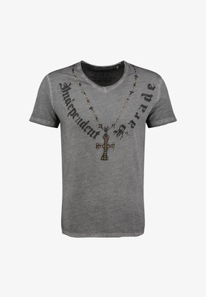T-shirt gris à col en V avec un collier imprimé présentant un pendentif croix clouté et un texte de style gothique « Independent Parade ».