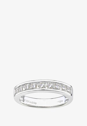 Hõbedane sõrmus, millel on rida ümmarguseid selgeid teemante, mis on paigutatud tasasele, siledale pinnale. Poleeritud viimistlus ja kaasaegne disain.