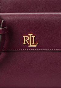 Lauren Ralph Lauren LEATHER MEDIUM MARCY CAMERA BAG - Axelremsväska - pinot noir