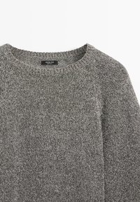 Grå strikket rundhalset sweater med tekstureret mønster og en sort mærkat med teksten "Massimo Dutti Made in Italy" indeni kraven.