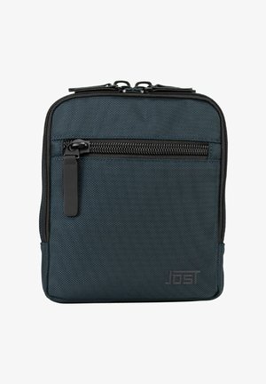 Pochette compacte en tissu texturé bleu foncé avec une poche avant zippée et deux fermetures éclair supérieures.